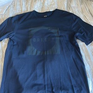 Men’s Oakley tshirt